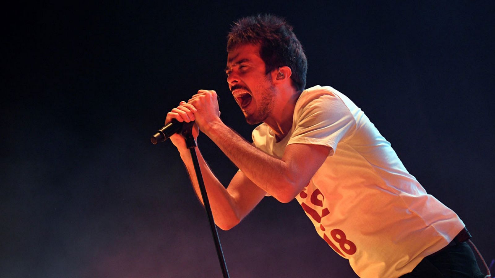 El cantante de Vetusta Morla, Pucho, durante su actuación en el WiZink Center, en Madrid.