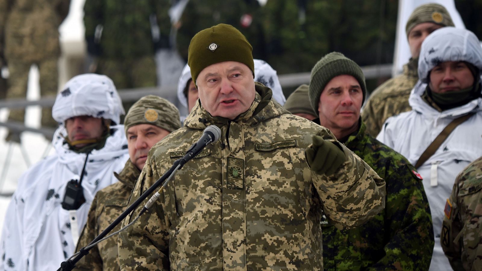 El presidente ucraniano Petró Poroshenko habla a una unidad militar durante unos ejercicios tácticos en Chernihiv