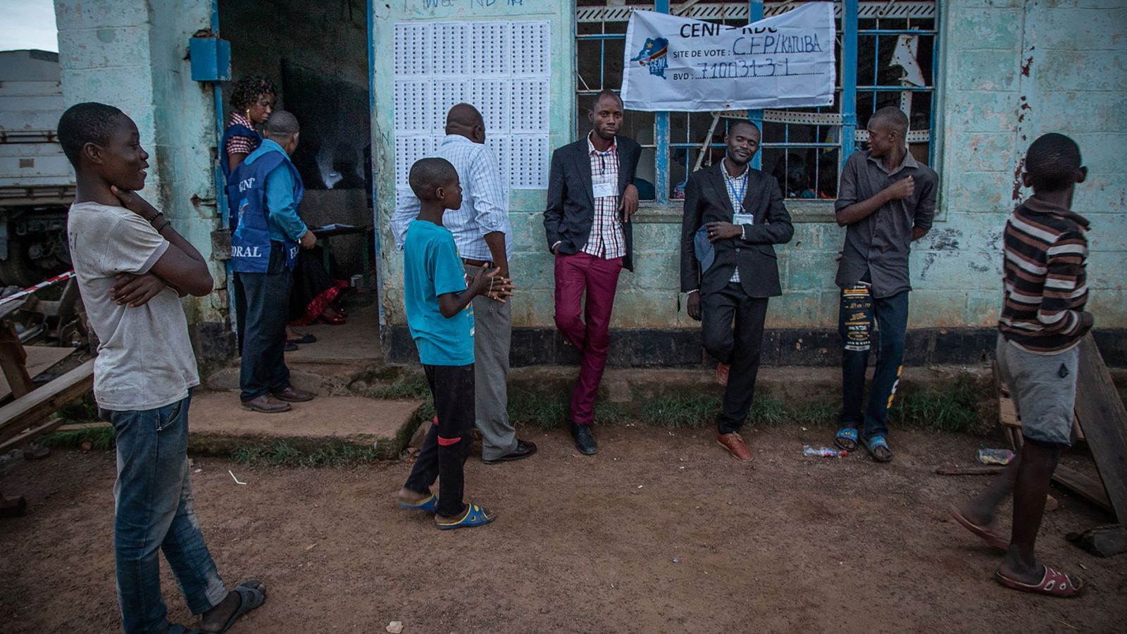 Votantes congoleños en un colegio de Lubumbashi durante los comicios del domingo
