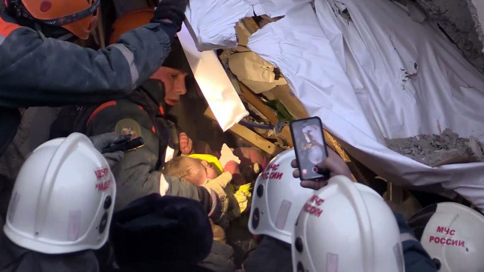Imagen del bebé de 10 meses rescatado entre los escombros del edificio derrumbado en Rusia