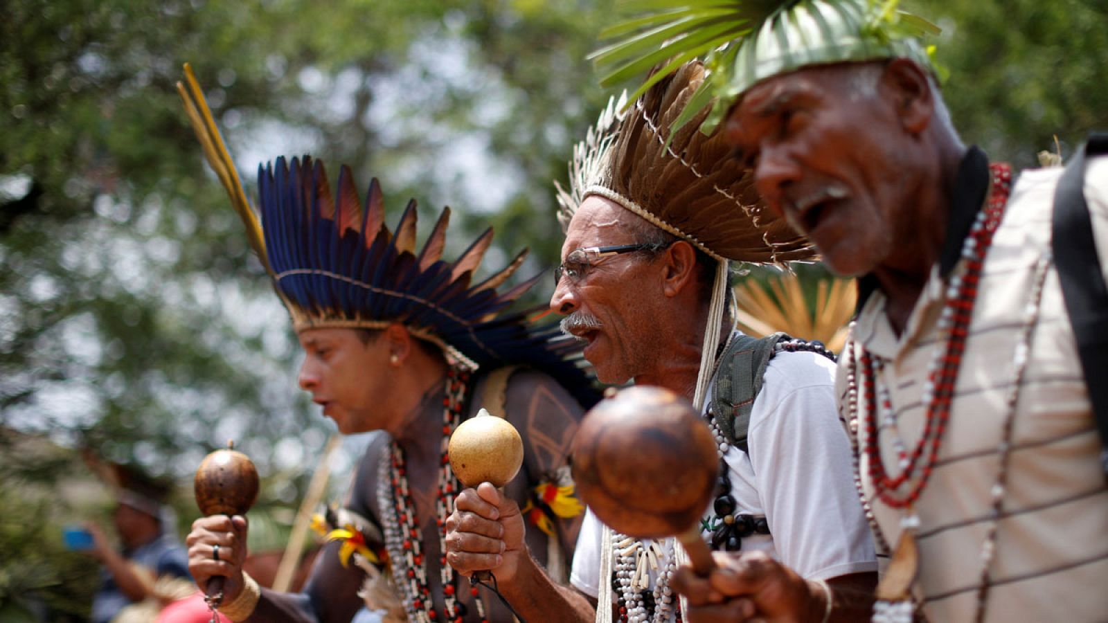 Líderes indígenas, ataviados con sus indumentarias tradicionales, danzan en Brasilia.
