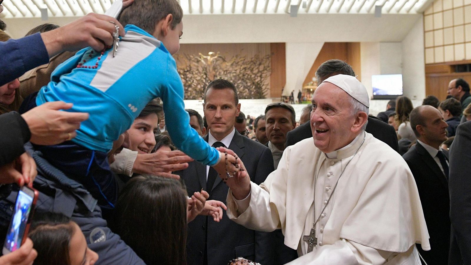 El papa Francisco saluda a los fieles durante la audiencia general ofrecida en el Vaticano