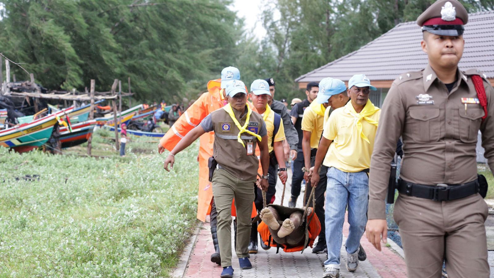 Miembros de los servicios de rescate recuperan el cuerpo sin vida de un pescador que se ahogó en el mar en la provincia de Pattani (Tailandia) debido al mal tiempo a la llegada de la tormenta Pabuk