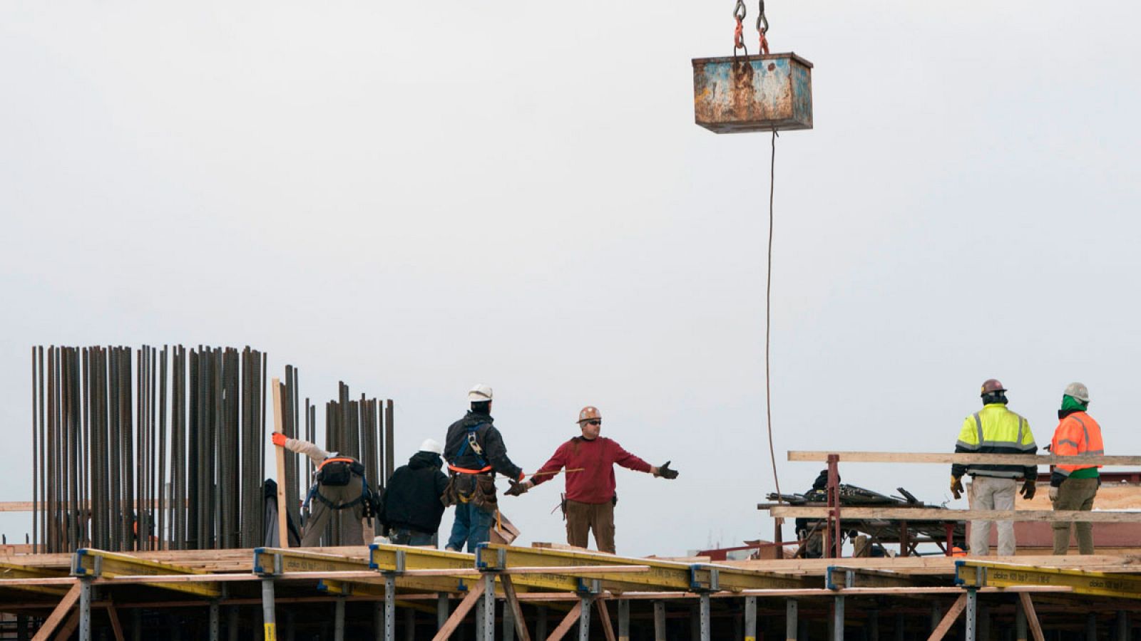 Empleados estadounidenses trabajando en la construcción de un edificio a las afueras de Nueva York