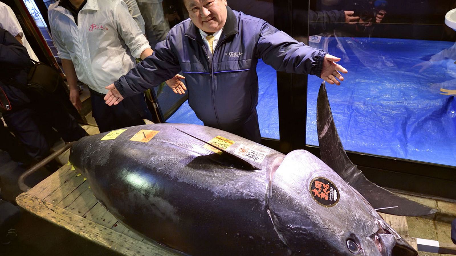 Kiyoshi Kimura, presidente de la cadena Sushi-Zanmai, mostrando el atún comprado en la subasta de año nuevo del mercado Toyosu de Tokio.