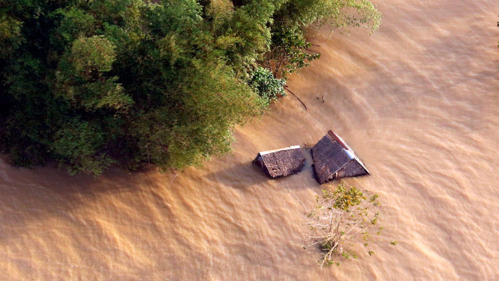 Imagen de viviendas inundadas en Caramines del Sur (Filipinas) por el paso de la tormenta Usman.