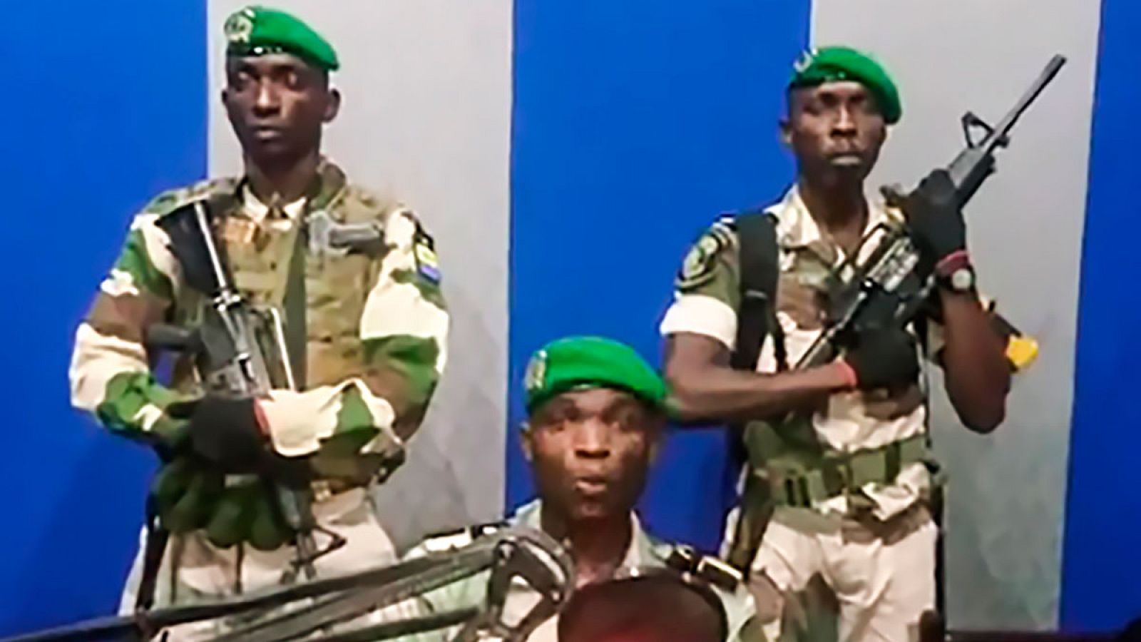 Imagen capturada de un vídeo en el que los militares llaman al pueblo de Gabón a que "se levante"