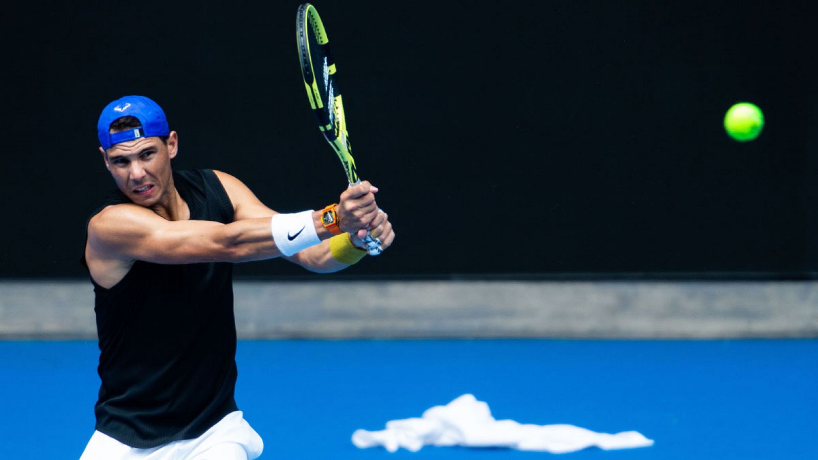 Nadal durante una sesión de entrenamiento en Melbourne