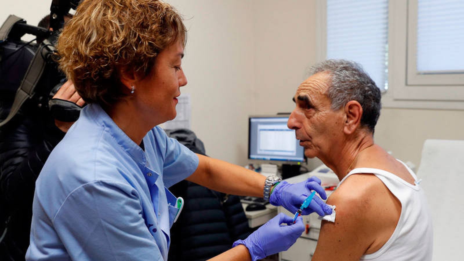  Un hombre, perteneciente a un grupo de riesgo (mayores de 65 años) se vacuna contra la gripe en el mes de septiembre