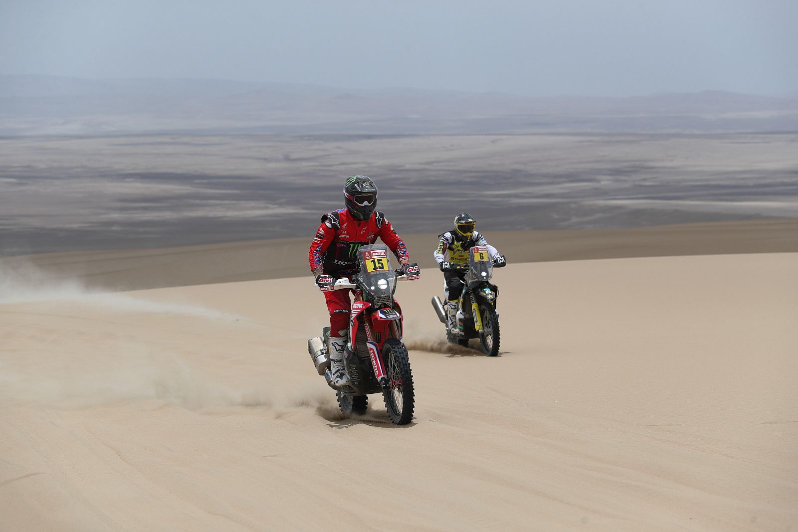 El estadounidense Ricky Brabec (i) conduce su motocicleta Honda al lado del chileno Pablo Quintanilla (d) en su Husqvarna hoy durante la segunda etapa del Rally Dakar 2019 entre Pisco y San Juan de Marcona (Perú).