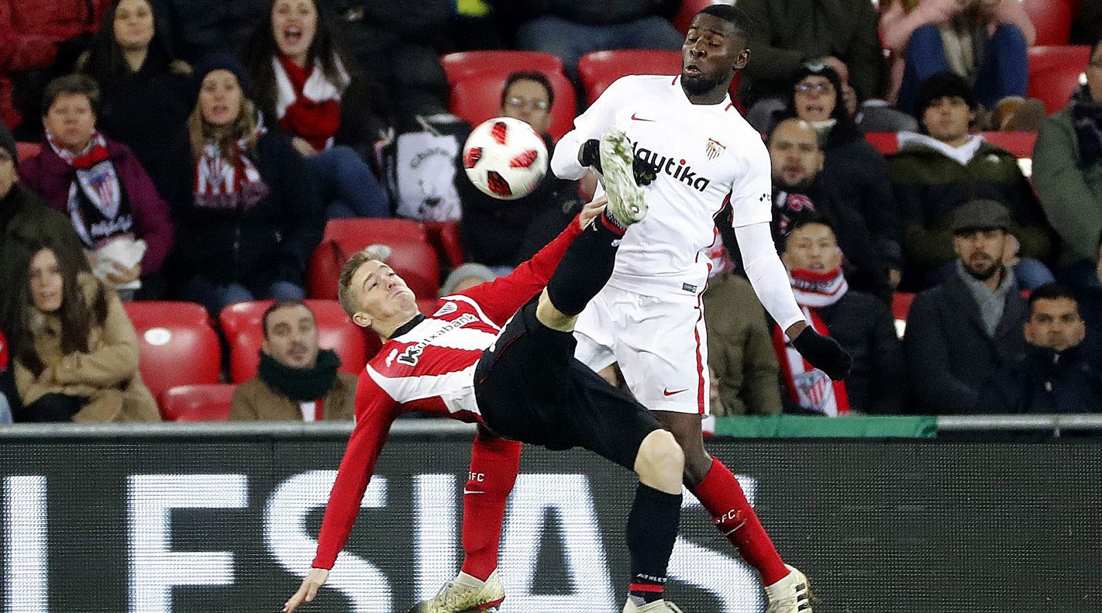 El delantero del Athletic Club de Bilbao, Iker Muniain, disputa un balón con el centrocampista francés del Sevilla FC, Ibrahim Amadou.