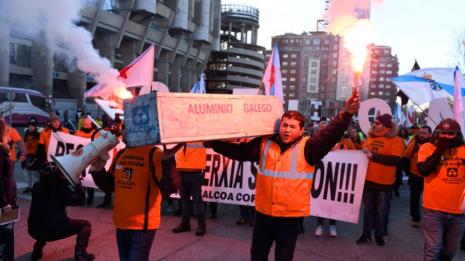 Trabajadores de Alcoa de Avilés y A Coruña durante la manifestación protagonizada este martes
