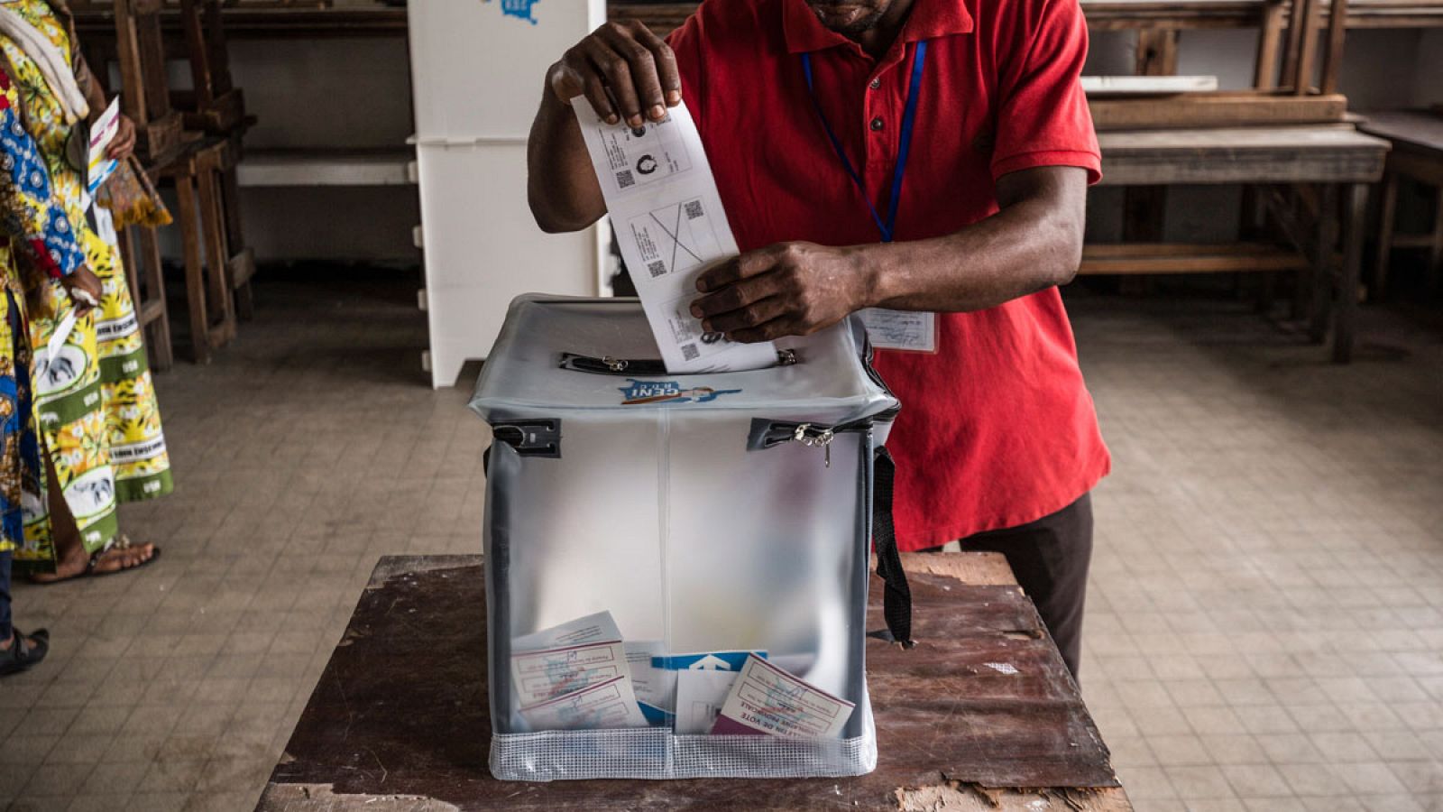 Un hombre introduce su voto en un colegio electoral de Kinshasa (República Democrática del Congo) el pasado 30 de diciembre.