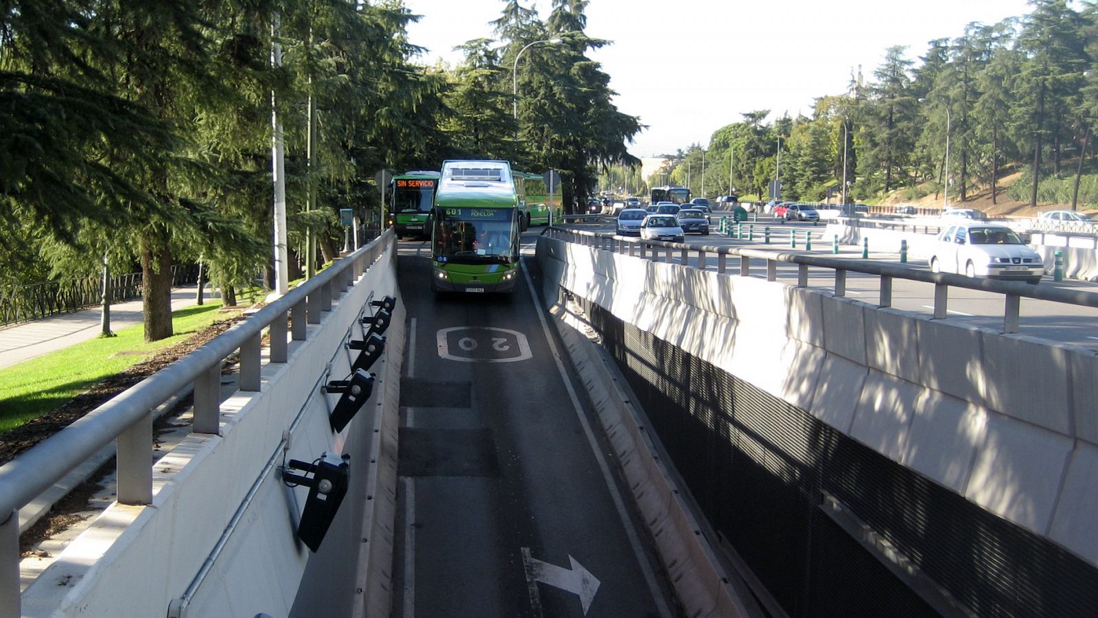 Autobús accediendo al intercambiador de Moncloa desde el carril bus-vao de la A6 en Madrid