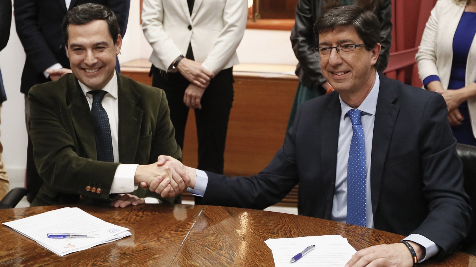 Los presidentes del PP y Ciudadanos en Andalucía, Juanma Moreno y Juan Marín en el momento de la firma del pacto de Gobierno (foto archivo)