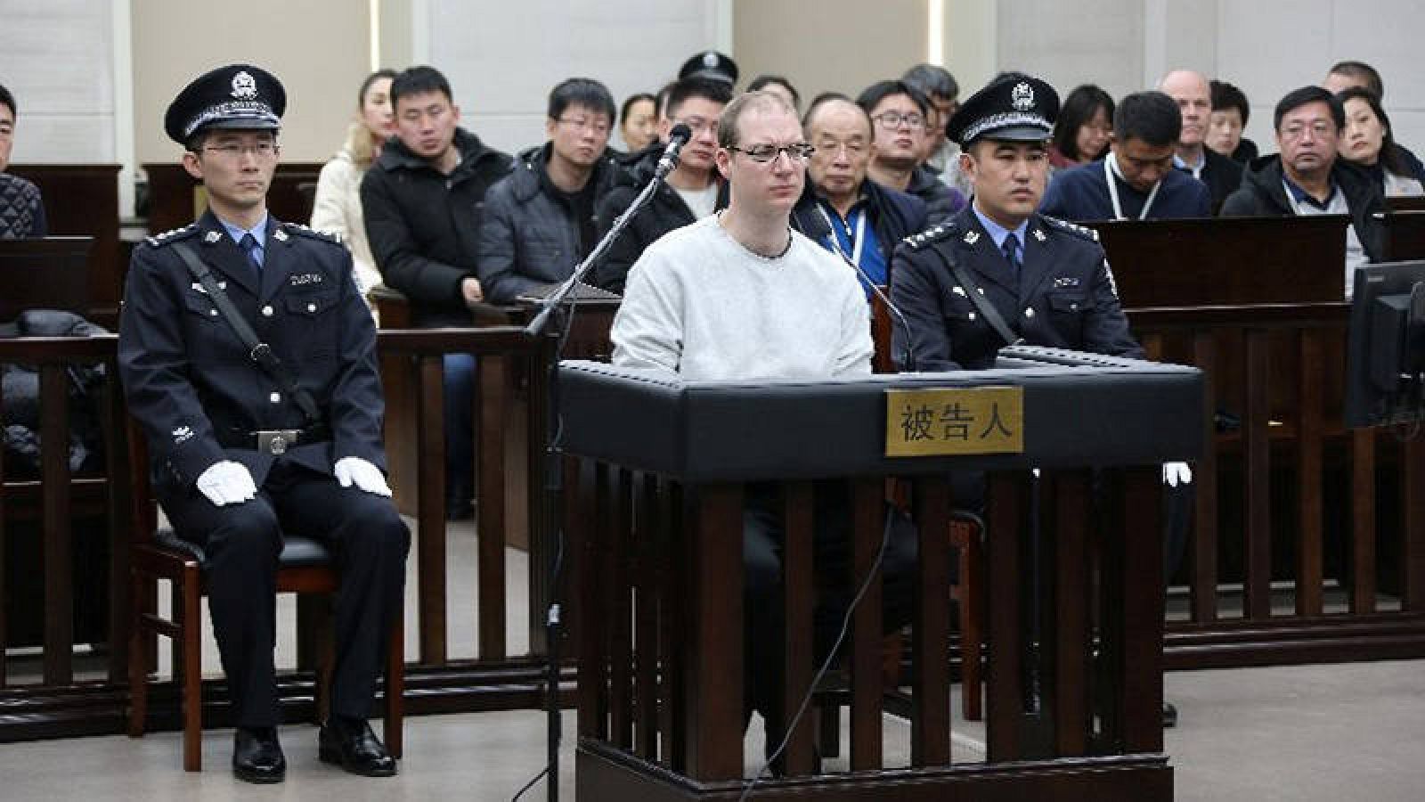 El canadiense Robert Lloyd Schellenberg durante el juicio en el que ha sido condenado a muerte en China. Foto: Tribunal Popular de Dalian, vía Reuters. 