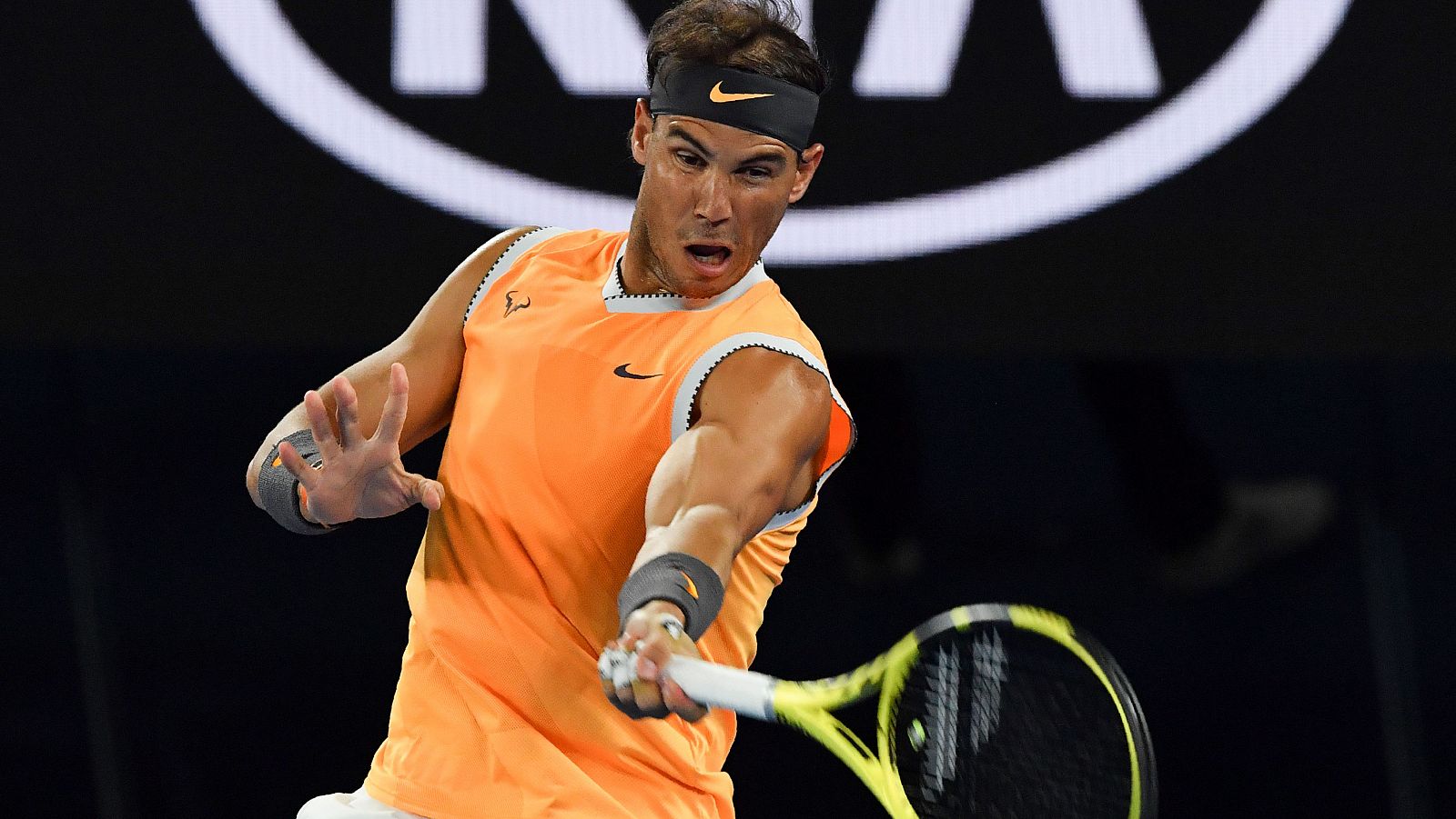 Rafa Nadal devuelve una bola en su partido contra Mathew Ebden.