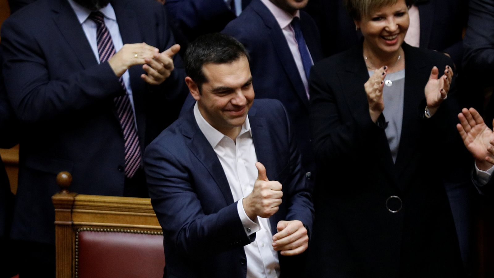 El primer ministro griego Alexis Tsipras hace la señal de victoria tras superar la moción de censura