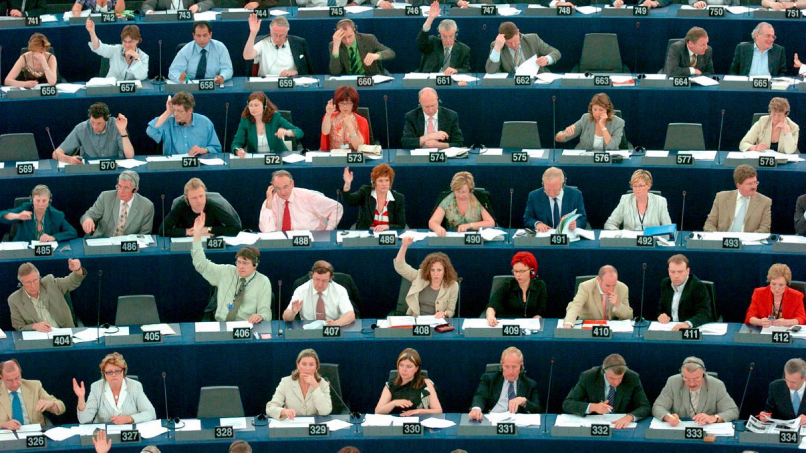 Los miembros del Parlamento Europeo participan en la votación para la Adaptación del Anexo VIII del Acta de Entrada de Bulgaria y Rumanía al Parlamento Europeo hoy martes 13 de junio en la sede parlamentaria europea en Estrasburgo (Francia)