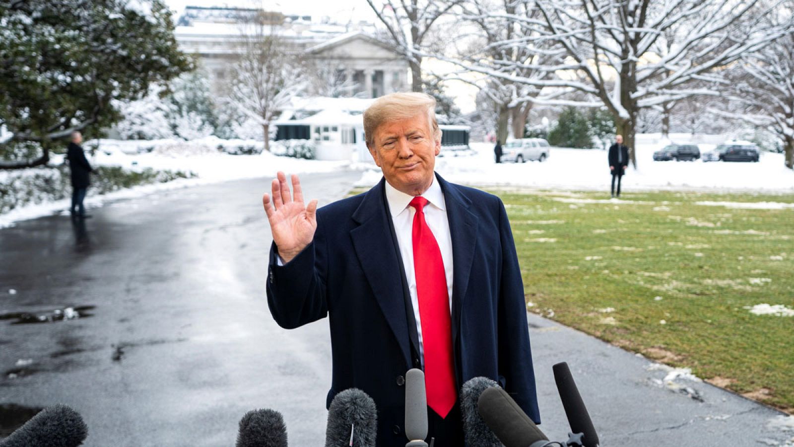Fotografía de archivo fechada el 14 de enero de 2019, que muestra al presidente estadounidense, Donald Trump, mientras habla a su salida de la Casa Blanca, en Washington (EE.UU.).