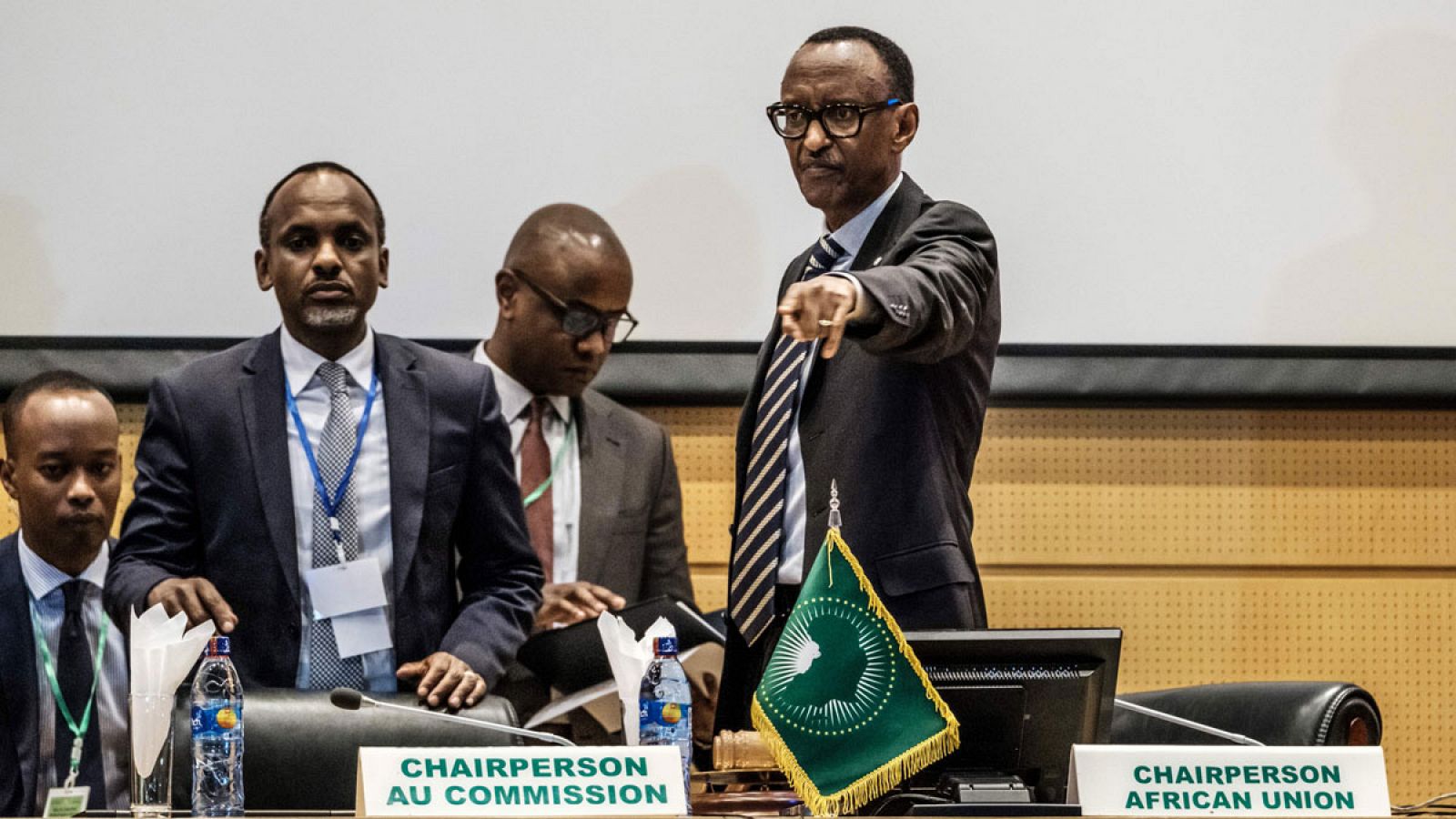 Paul Kagame (d), presidente de la Unión Africana y presidente de Ruanda, al inicio de la reunión.