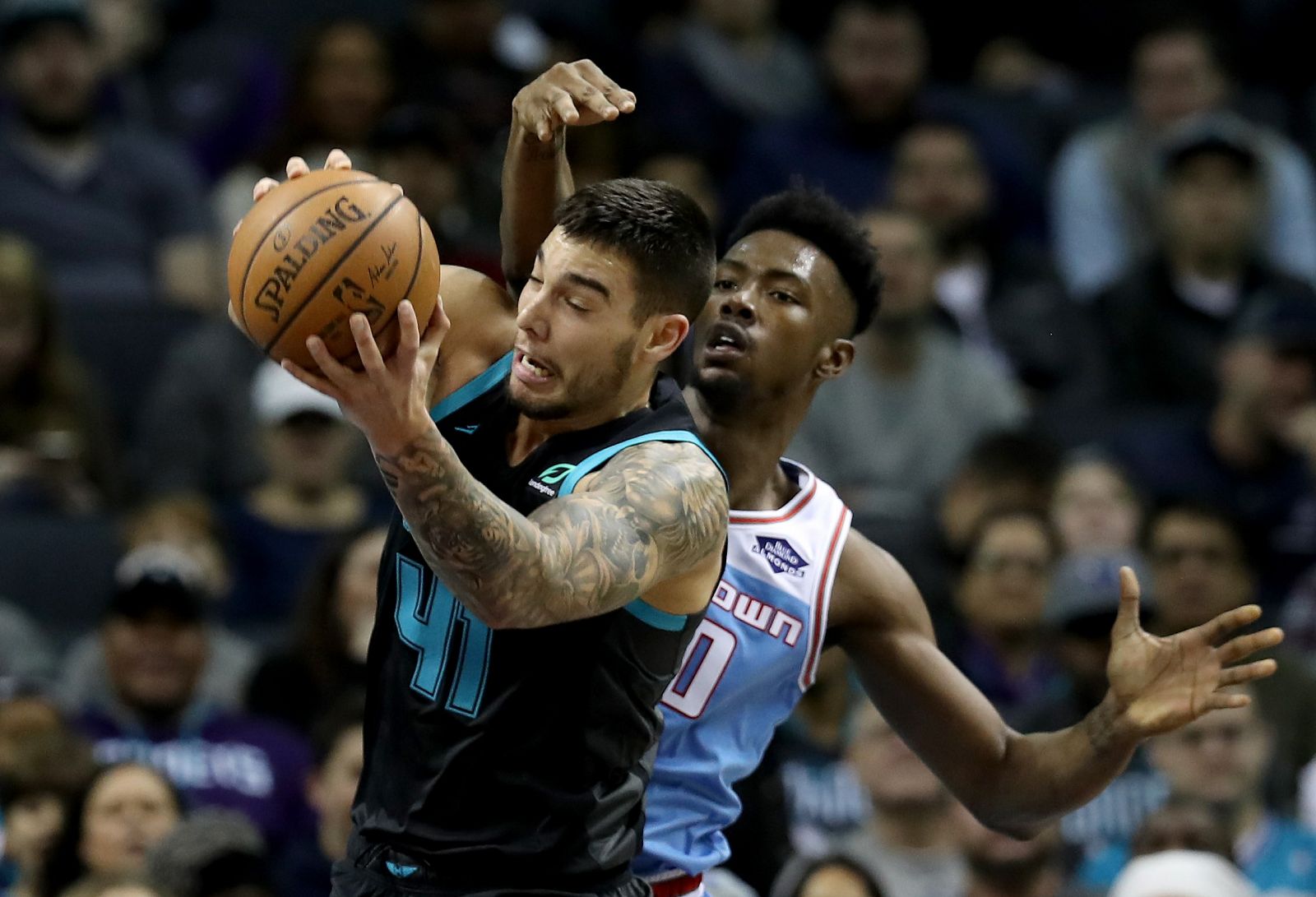 Willy Hernangomez (i) pelea por un balón con Giles, de los Kings