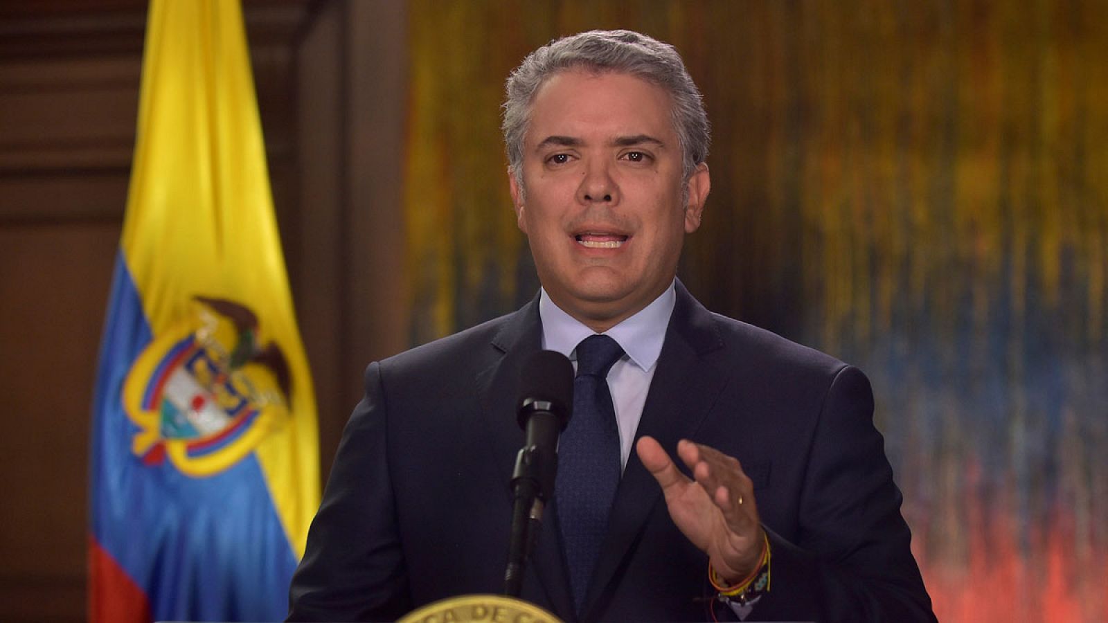 Fotografía cedida por la Presidencia de Colombia, del mandatario, Iván Duque, durante una alocución televisada el 18 de enero de 2019, en Bogotá (Colombia).