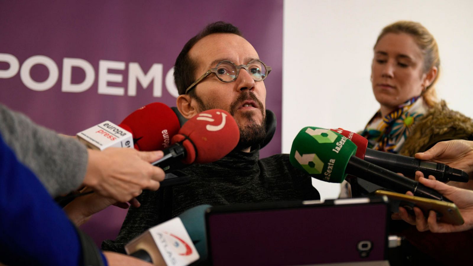 El secretario de Organización de Podemos, Pablo Echenique, hace declaraciones a su llegada a la primera reunión de su comité de campaña.