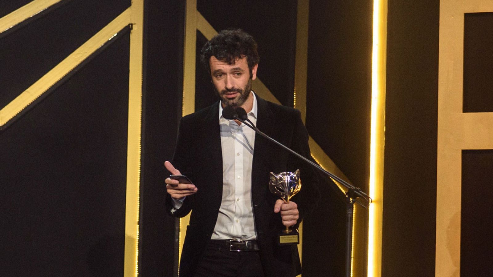 El director Rodrigo Sorogoyen recogiendo una de las cinco estatuillas que logró 'El reino' en los Premios Feroz.