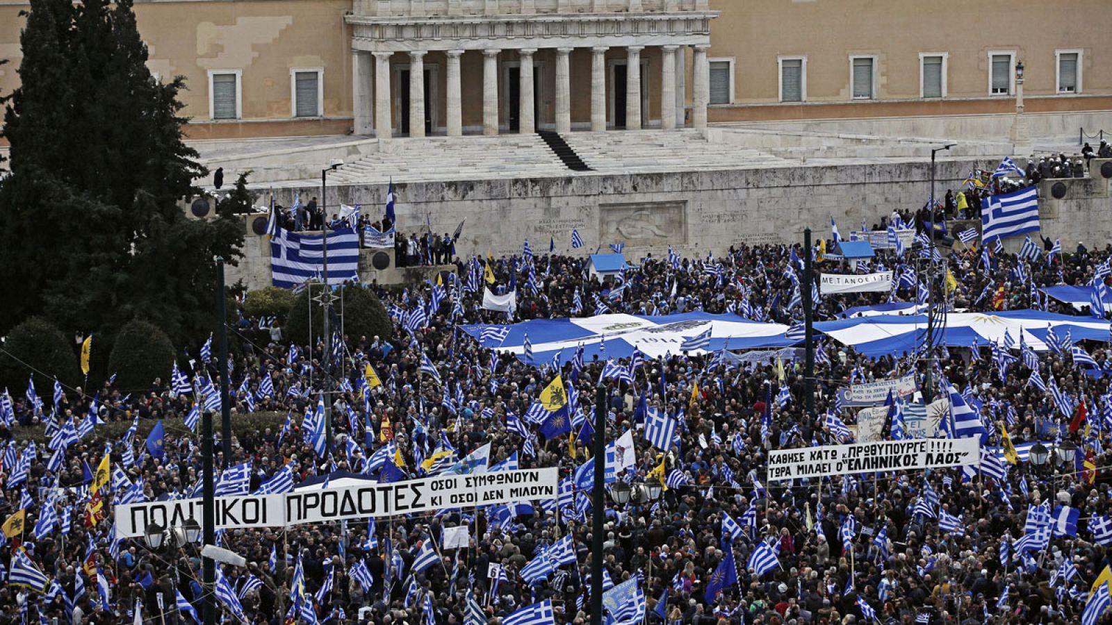 Manifestantes griegos protestan en Atenas contra el acuerdo de su gobierno y Macedonia que se llamará Macedonia del Norte