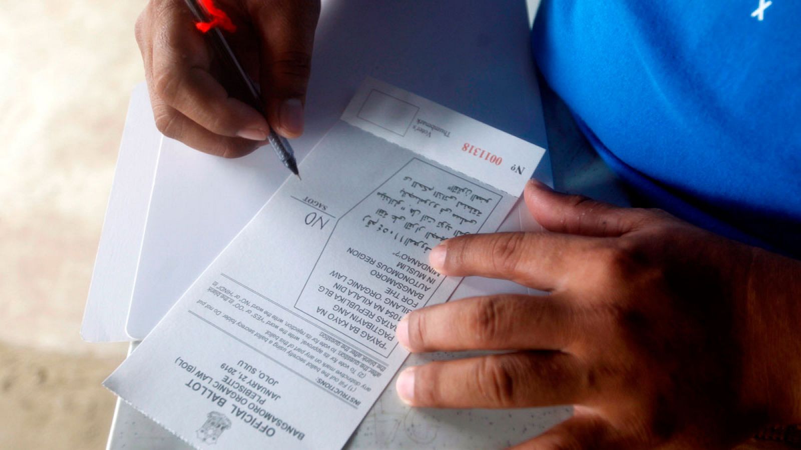 Un lugareño rellena su papeleta en un colegio electoral mientras participa este lunes en el plebiscito sobre la Ley Orgánica de Bangsamoro, en la localidad de Jolo (Filipinas).