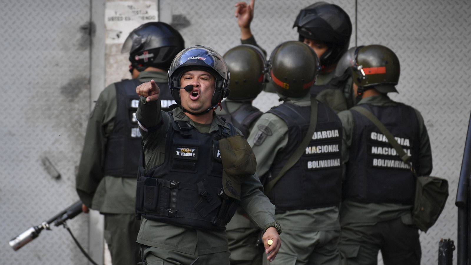 Miembros de la Guardia Nacional Bolivariana se enfrentan a los manifestantes cerca de la base del grupo militar sublevado