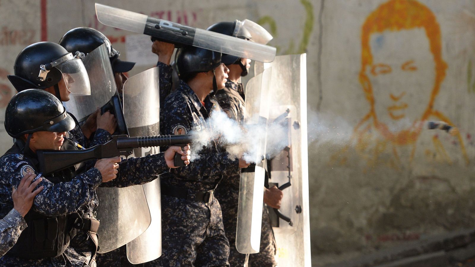 Policías antidisturbios venezolanos se enfrentan a minfestantes antichavistas en Caracas