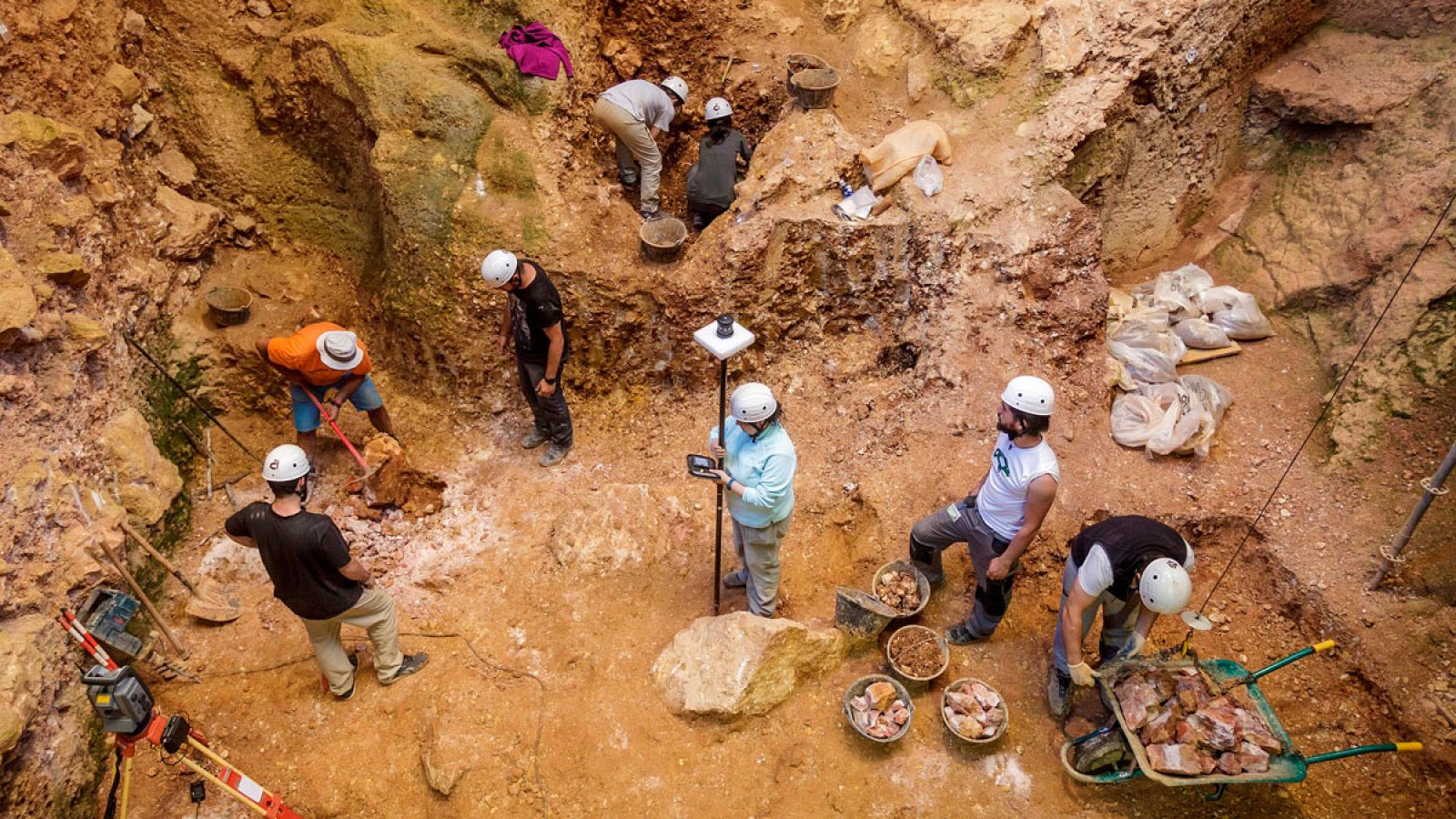 Varios arqueólogos trabajan en el yacimiento de La Sima del Elefante, durante una campaña en Atapuerca.