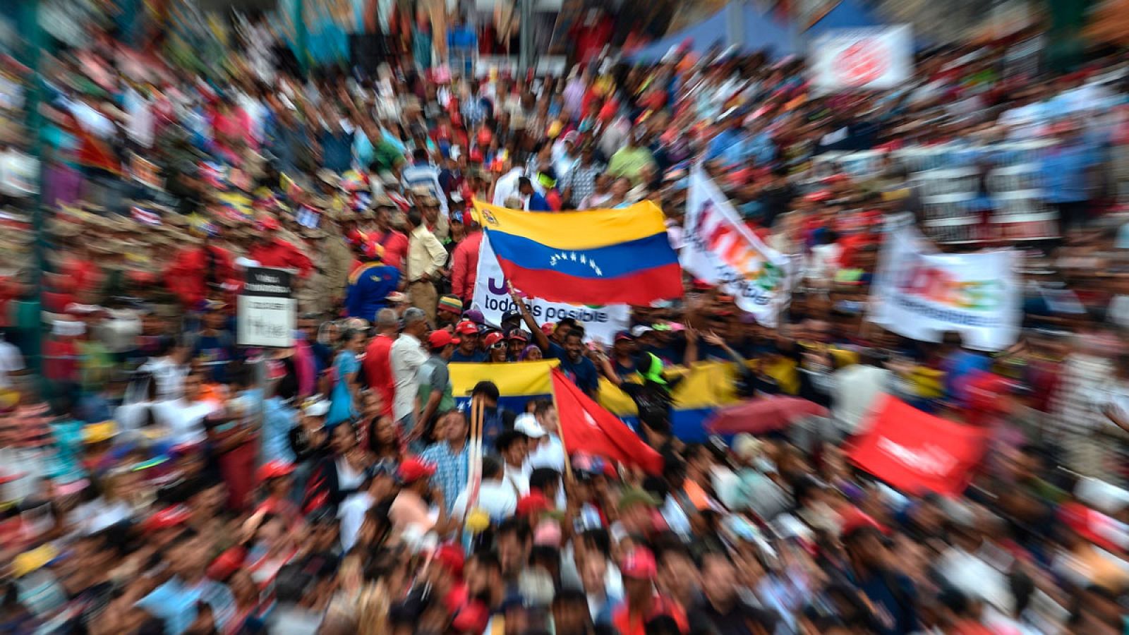 Partidarios del gobierno del presidente Nicolás Maduro participan en una marcha en respuesta a las protestas de los partidarios de la oposición