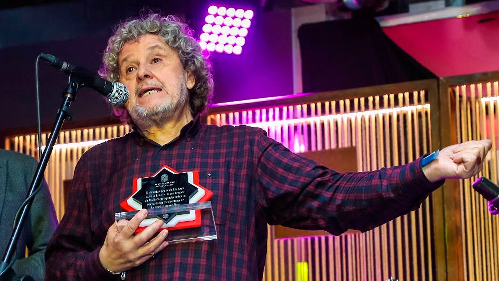 Julio Ruiz recogiendo el premio Ciudad del Rock