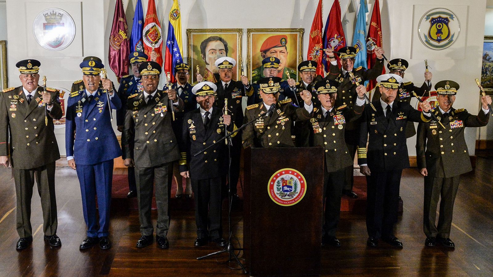 El ministro de Defensa venezolano, Vladimir Padrino, da una reuda de prensa en Caracas sobre el pronunciamiento de Guaidó