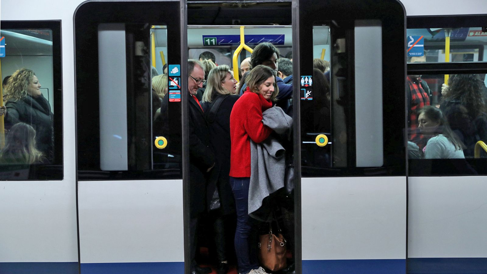 Usuarios en el Metro de Madrid en la línea que va a Ifema