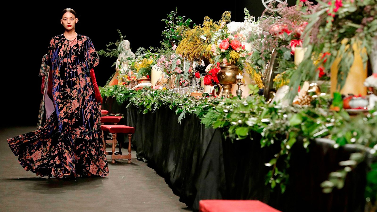 Las flores inundan la colección del modista Juan Duyos.