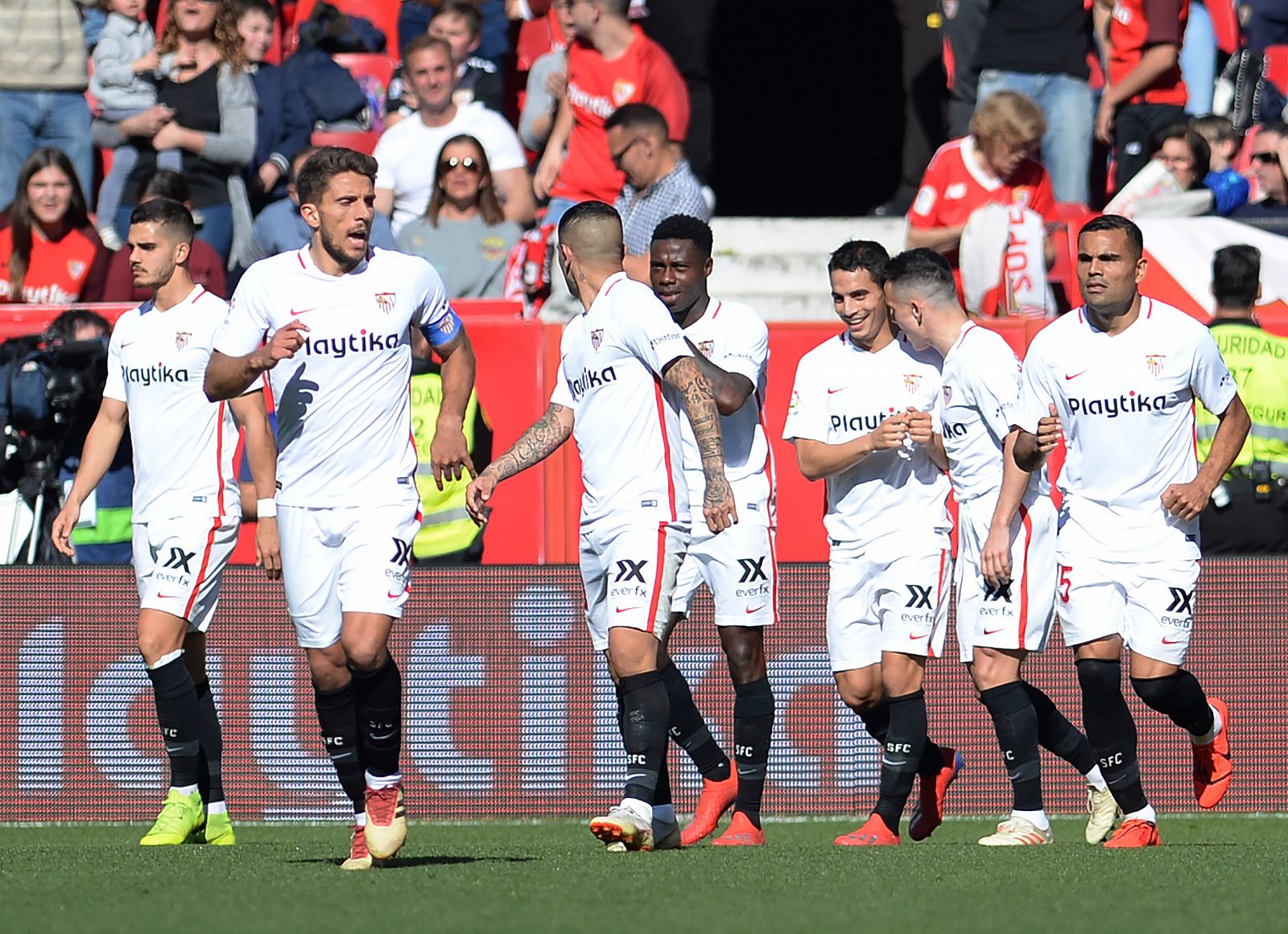 Los jugadores del Sevilla celebran un gol ante el Levante
