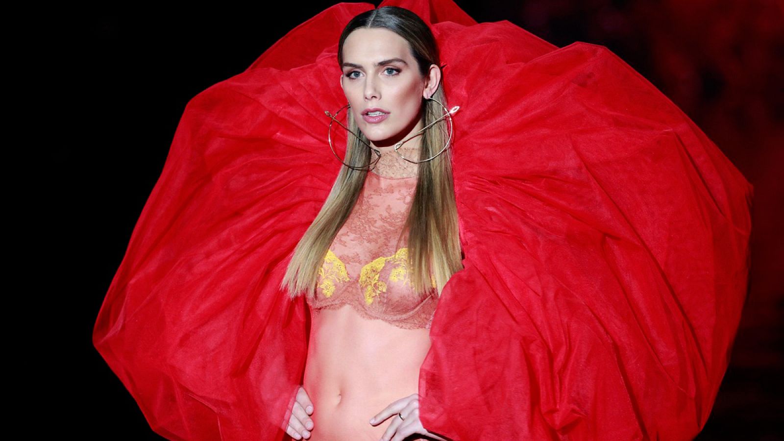 La modelo Ángela Ponce cerrando el desfile de Andrés Sardá.