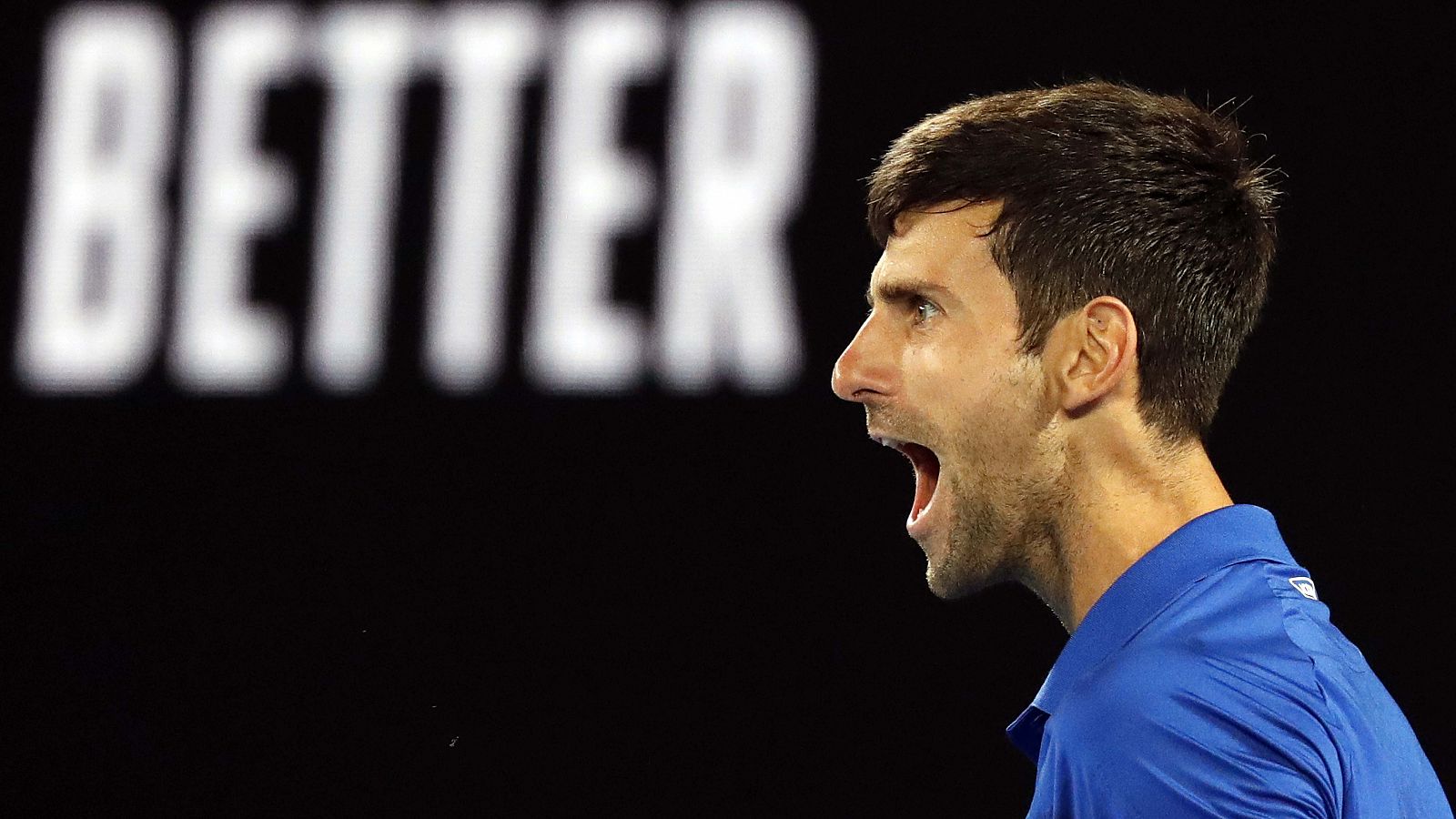 Novak Djokovic celebra un punto en la final del Abierto de Australia ante Rafa Nadal.