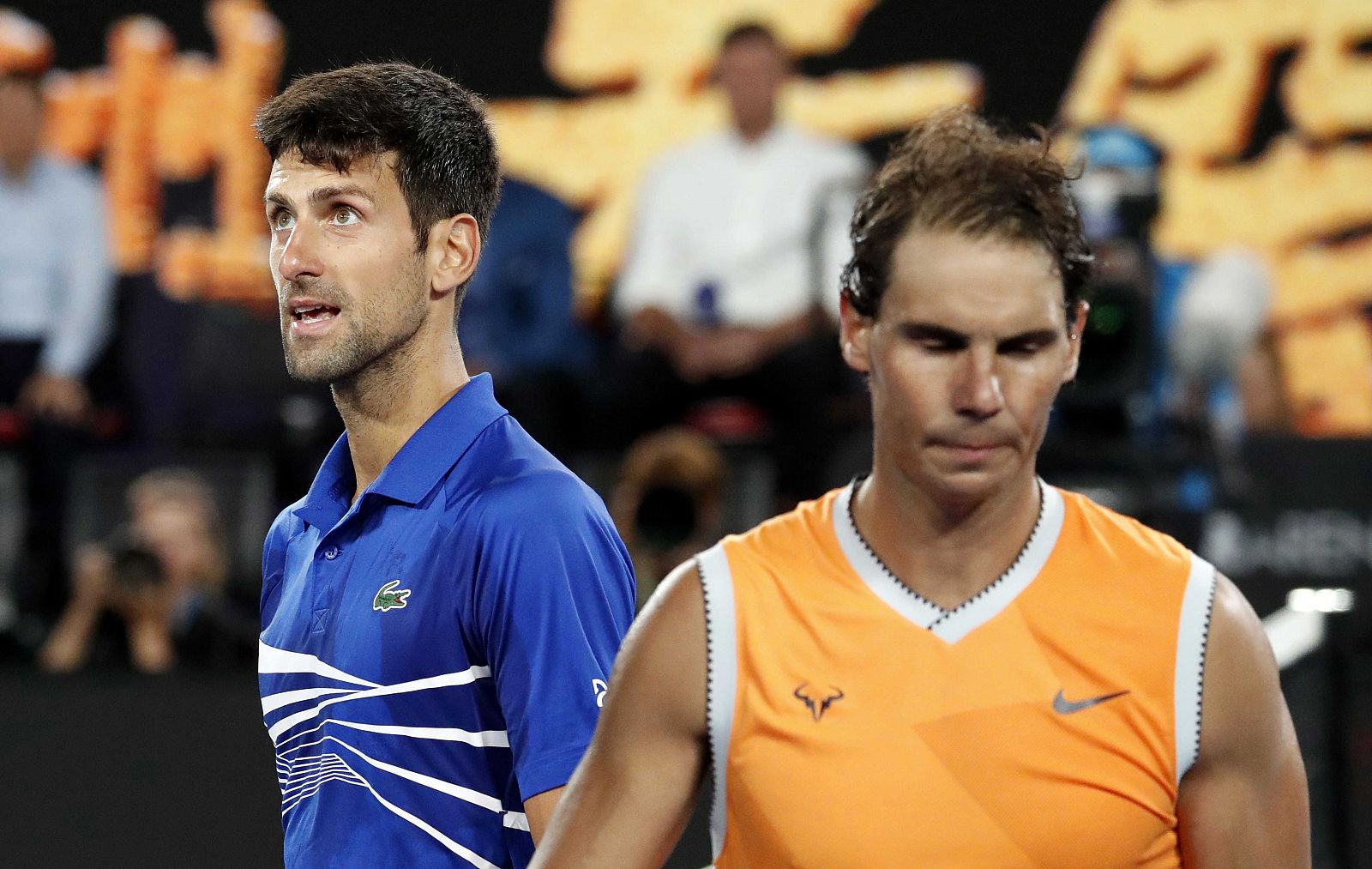 Nadal pasa cabizbajo por delante de Djokovic tras perder la final