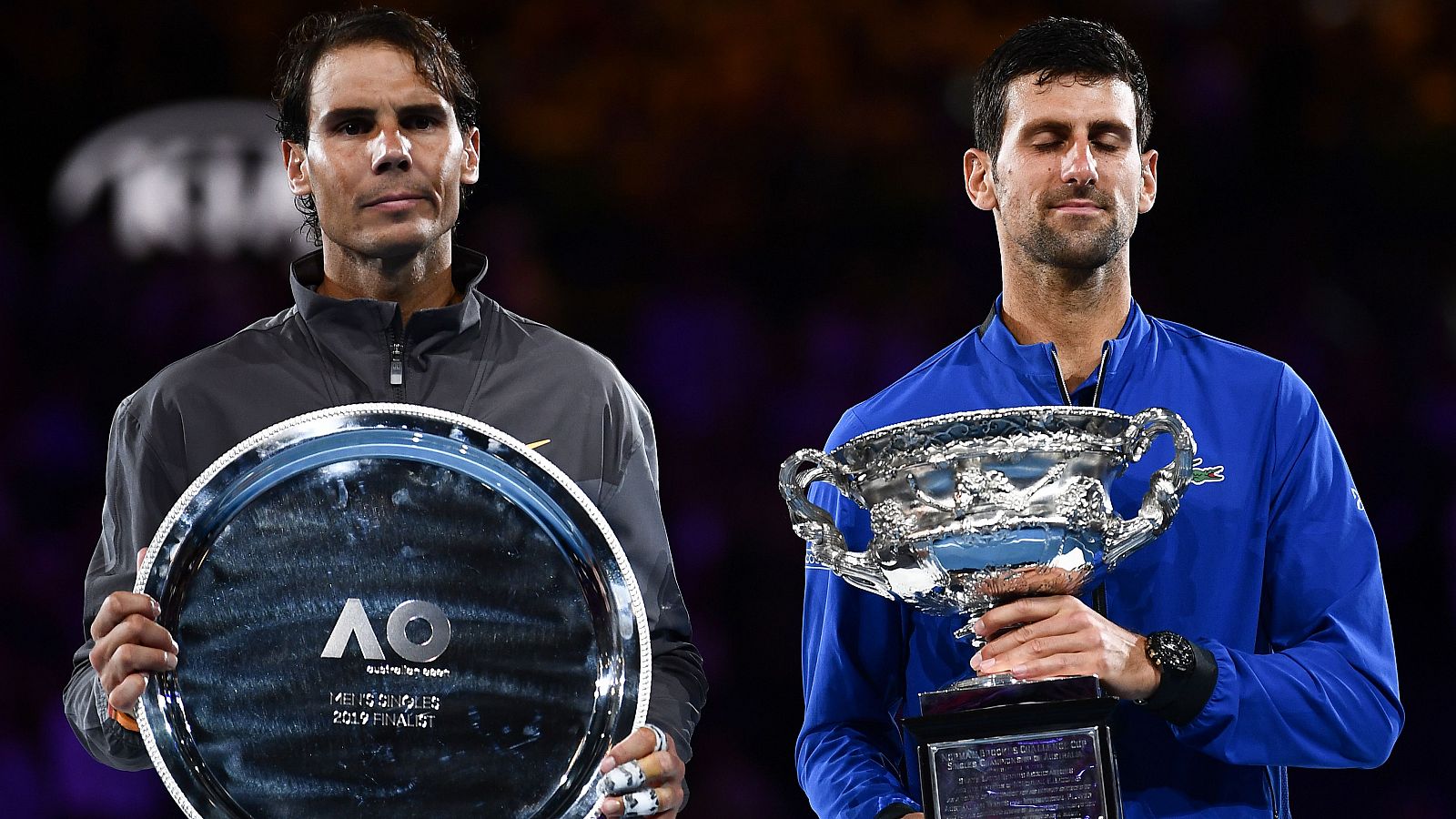Nadal y Djokovic posan con sus trofeos del Open de Australia.