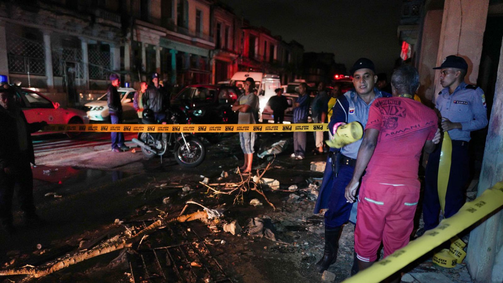 La policía cubana acorrala una calle en el vecindario de Luyano en La Habana, azotado por un tornado, el 28 de enero de 2019