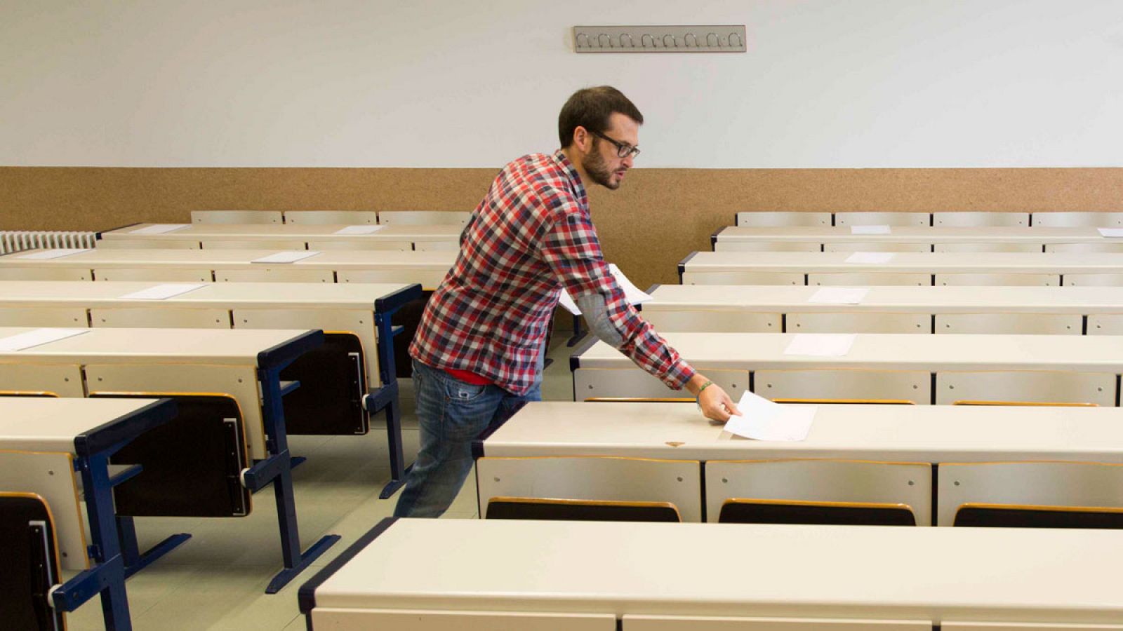 Un profesor distribuye el material para las pruebas de la Evaluación de Bachillerato para el Acceso a la Universidad (EBAU) en una imagen de archivo