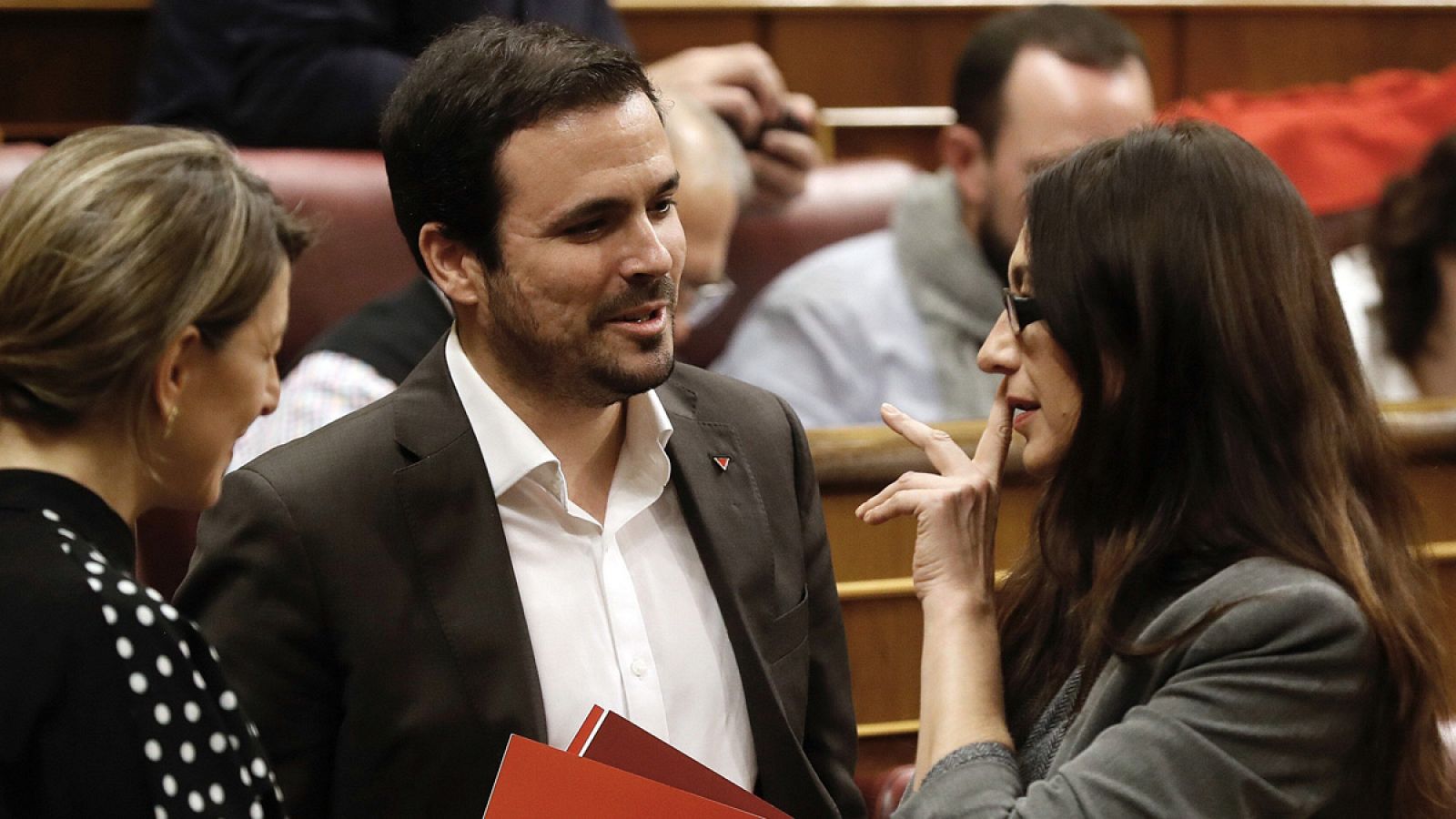 La nueva diputada de Unidos Podemos Sol Sánchez, sustituta de Íñigo Errejón, acompañada por el líder de IU, Alberto Garzón