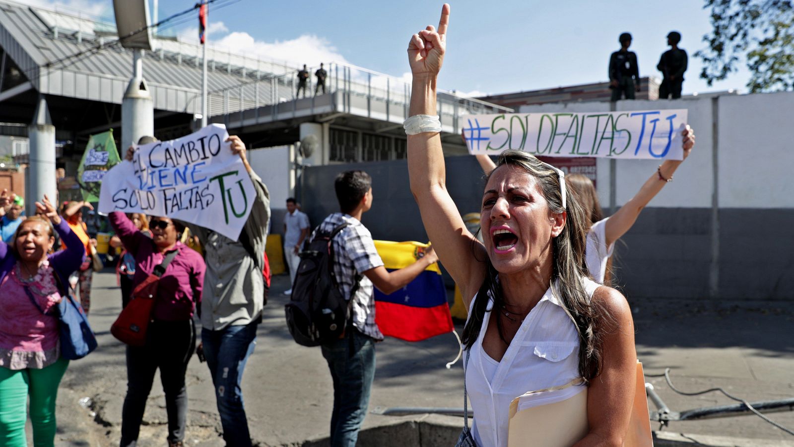 Opositores venezolanos entregan a militares un texto de ley que alienta desconocer a Maduro