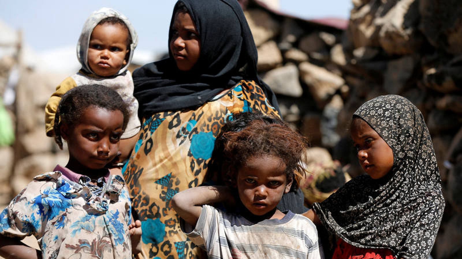 Una familia de desplazados internos por el conflicto en Yemen, en un campamento de la capital, Saná. REUTERS/Khaled Abdullah