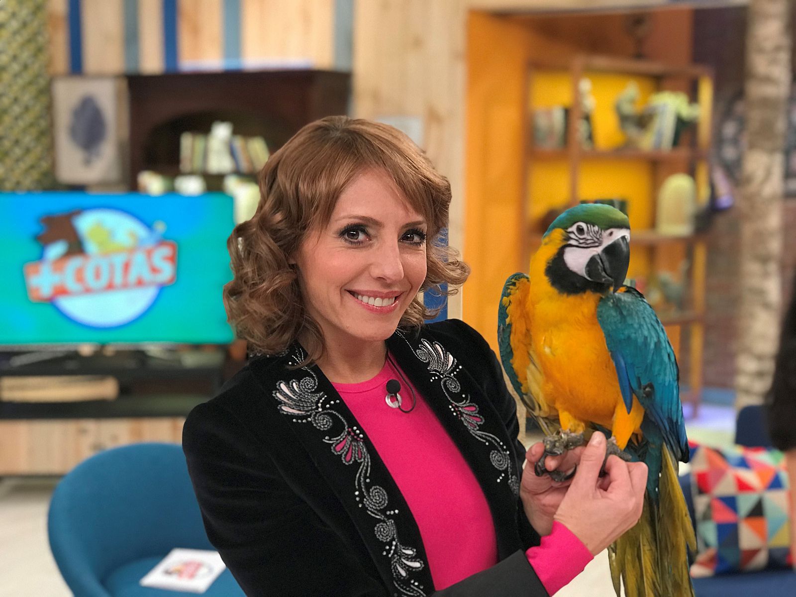 Macarena Berlín con una mascota: un guacamayo